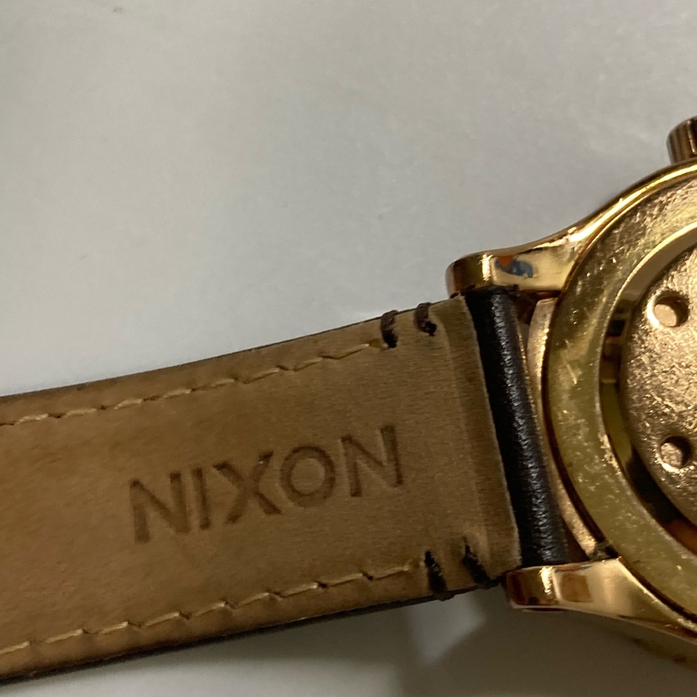 Nixon The 38-20, Refined, rose gold tones with brown leather strap, new battery - Picture 9 of 12